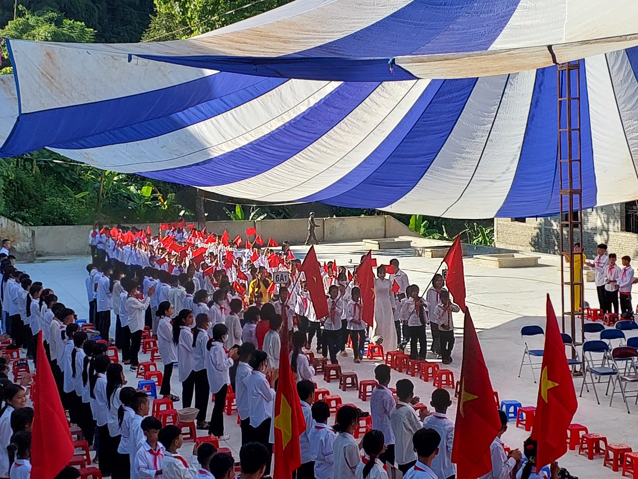 1 Ảnh Đón học sinh lớp 6